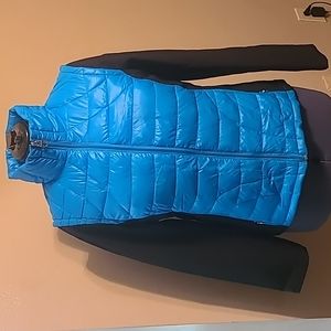 Convertible jacket to vest. Puff jacket with removable sleves. Like new.